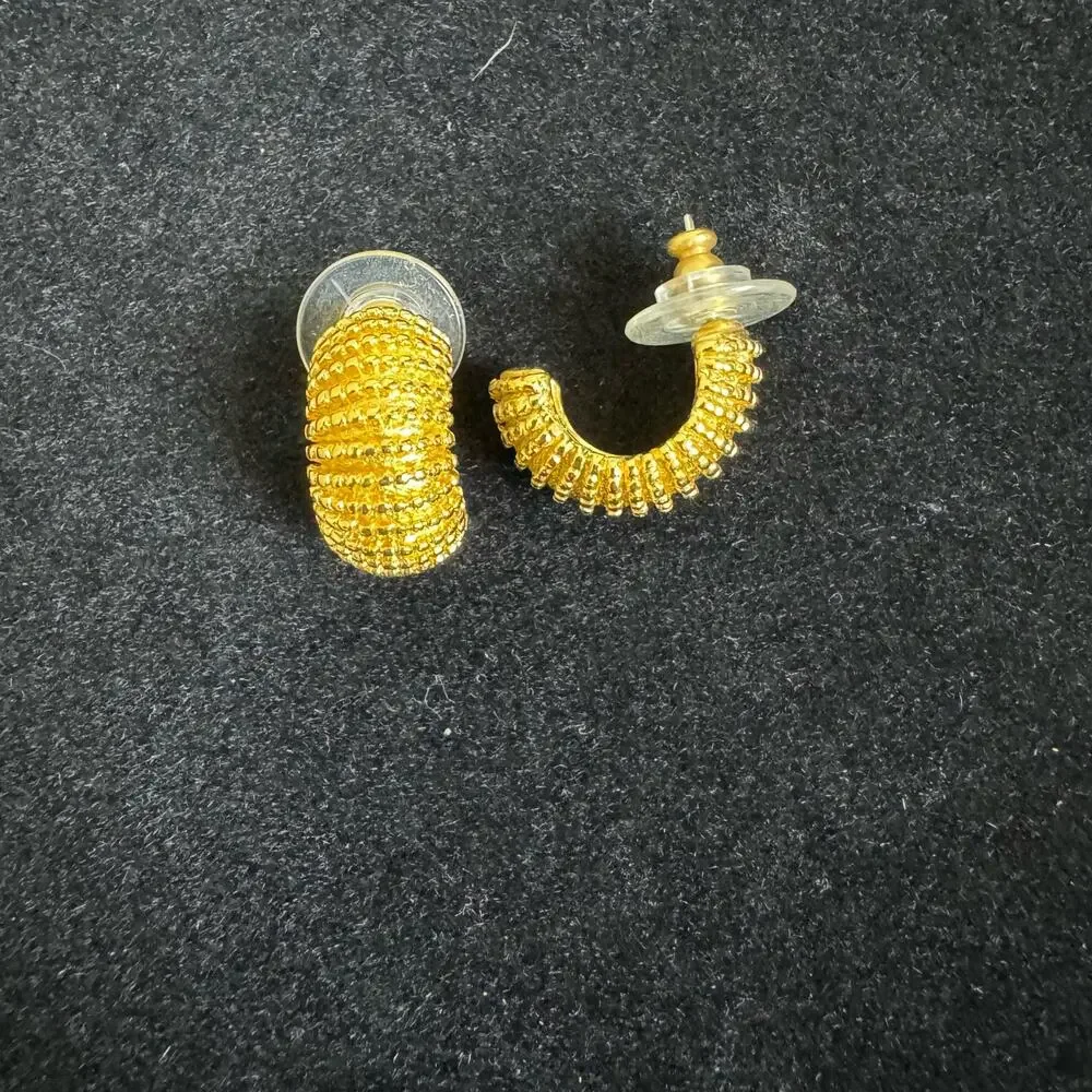 Trifari VINTAGE‎ Yellow Gold Tone Textured Oversized Cuff Earrings Pierced Ears